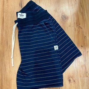 REIGNING CHAMP Large striped shorts
